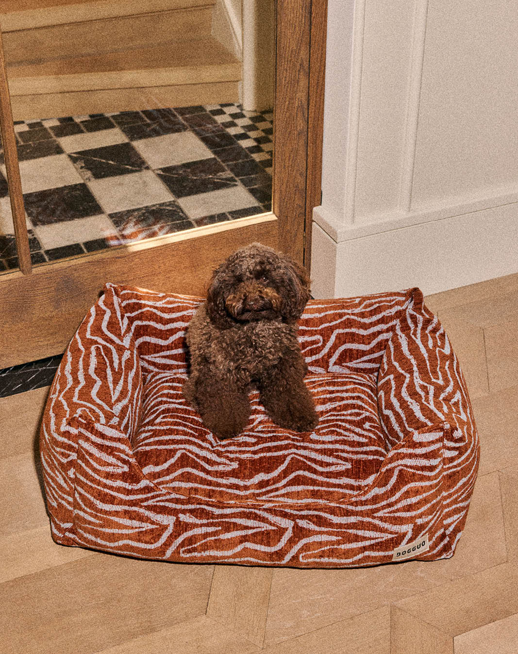 DOGGUO Ethnic sofa hondenmand - Bruin/Blauw - sfeerbeeld met hond