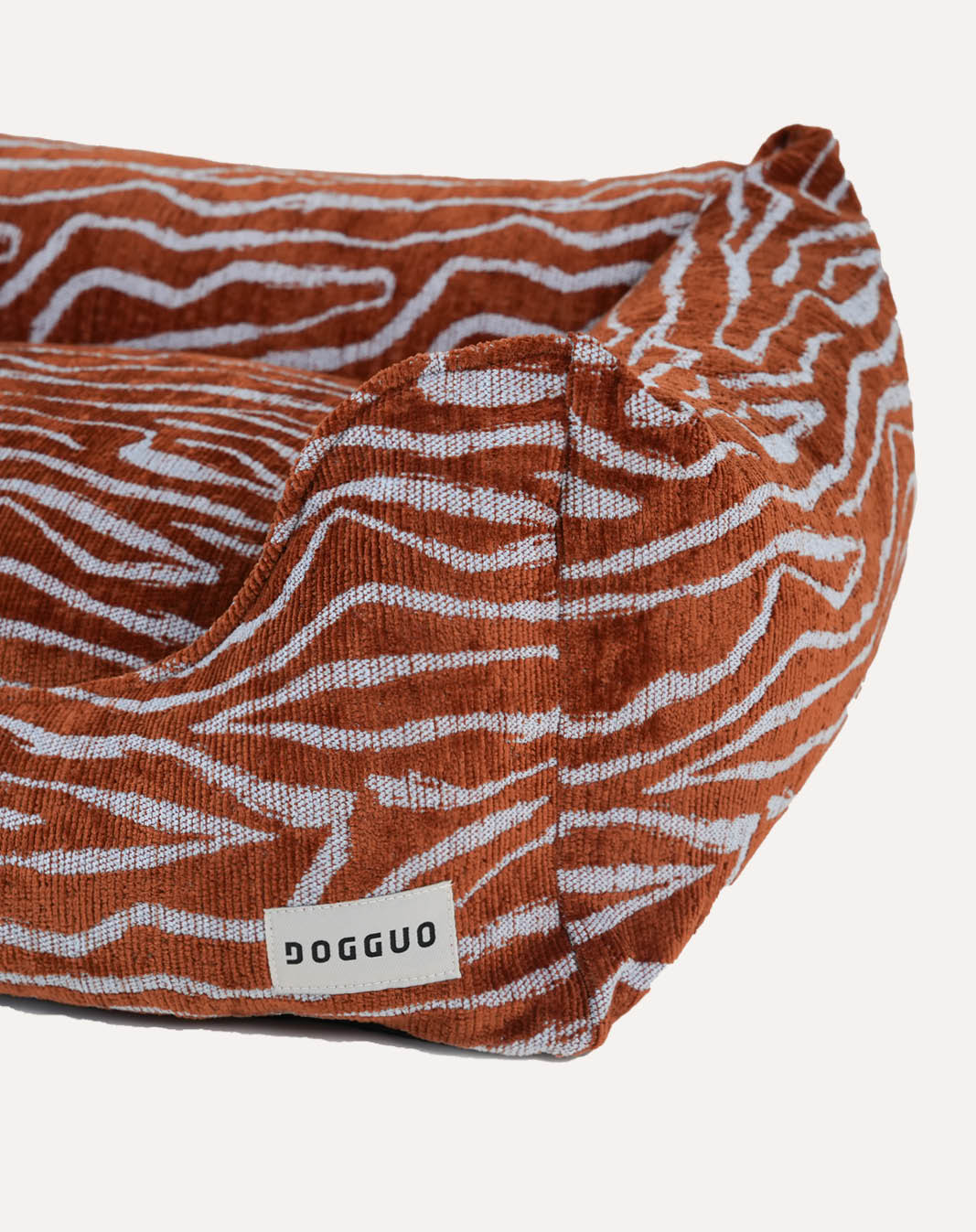 DOGGUO Ethnic sofa hondenmand - Bruin/Blauw - detail van stof en rand
