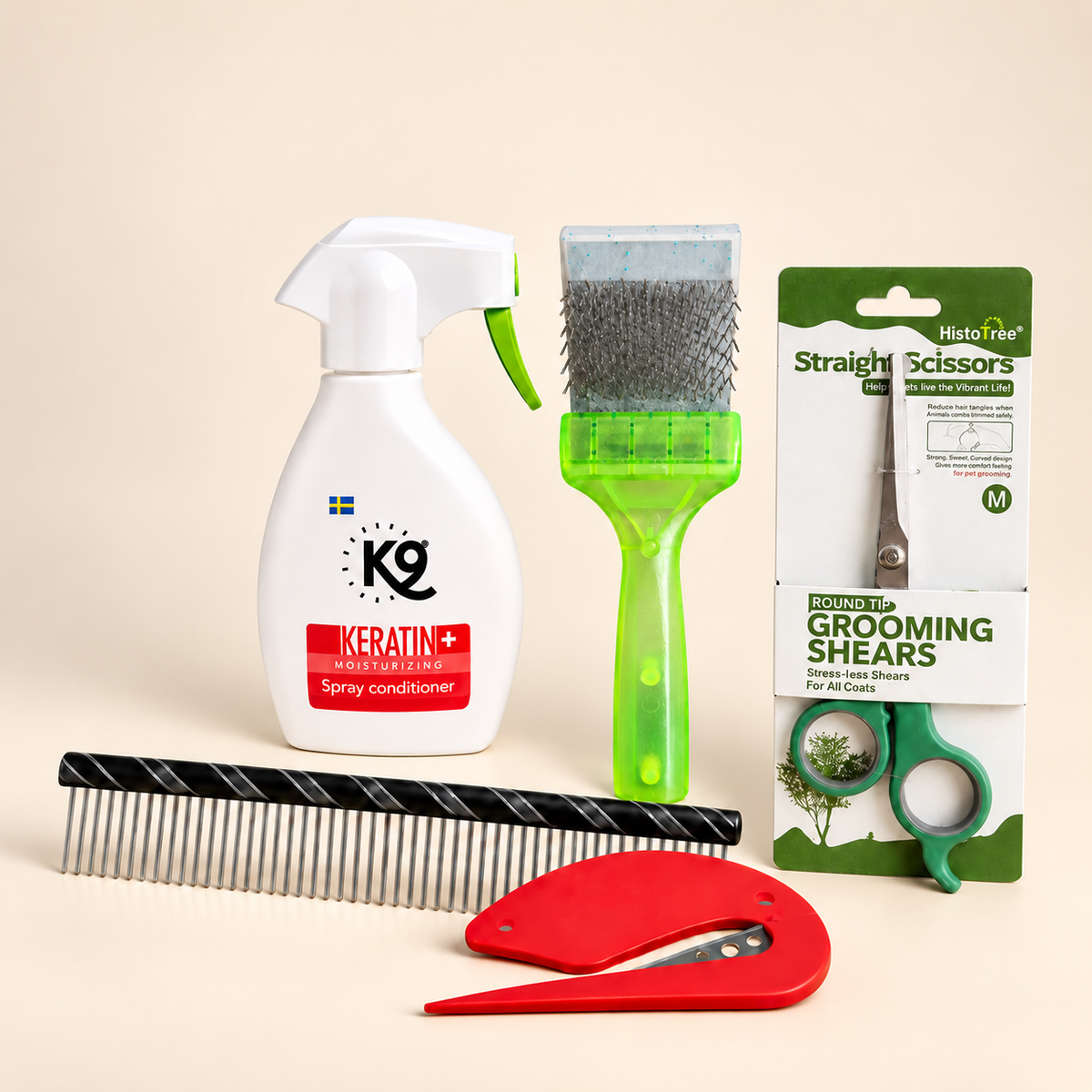 Klittenvrij Labradoodle pakket met groene borstel, K9 Keratin spray, kam, schaar en klittensnijder op een rustige crème achtergrond