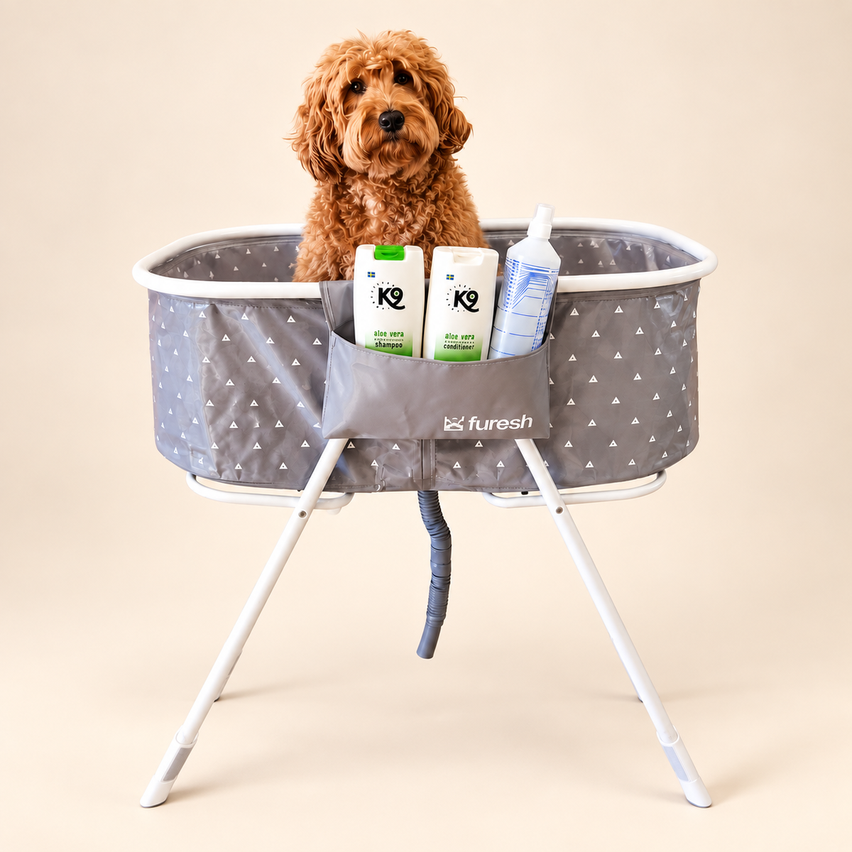 Hondenbad + K9 Aloe Vera Waspakket – Complete Wasroutine voor Labradoodle op een rustige warme crème studioachtergrond