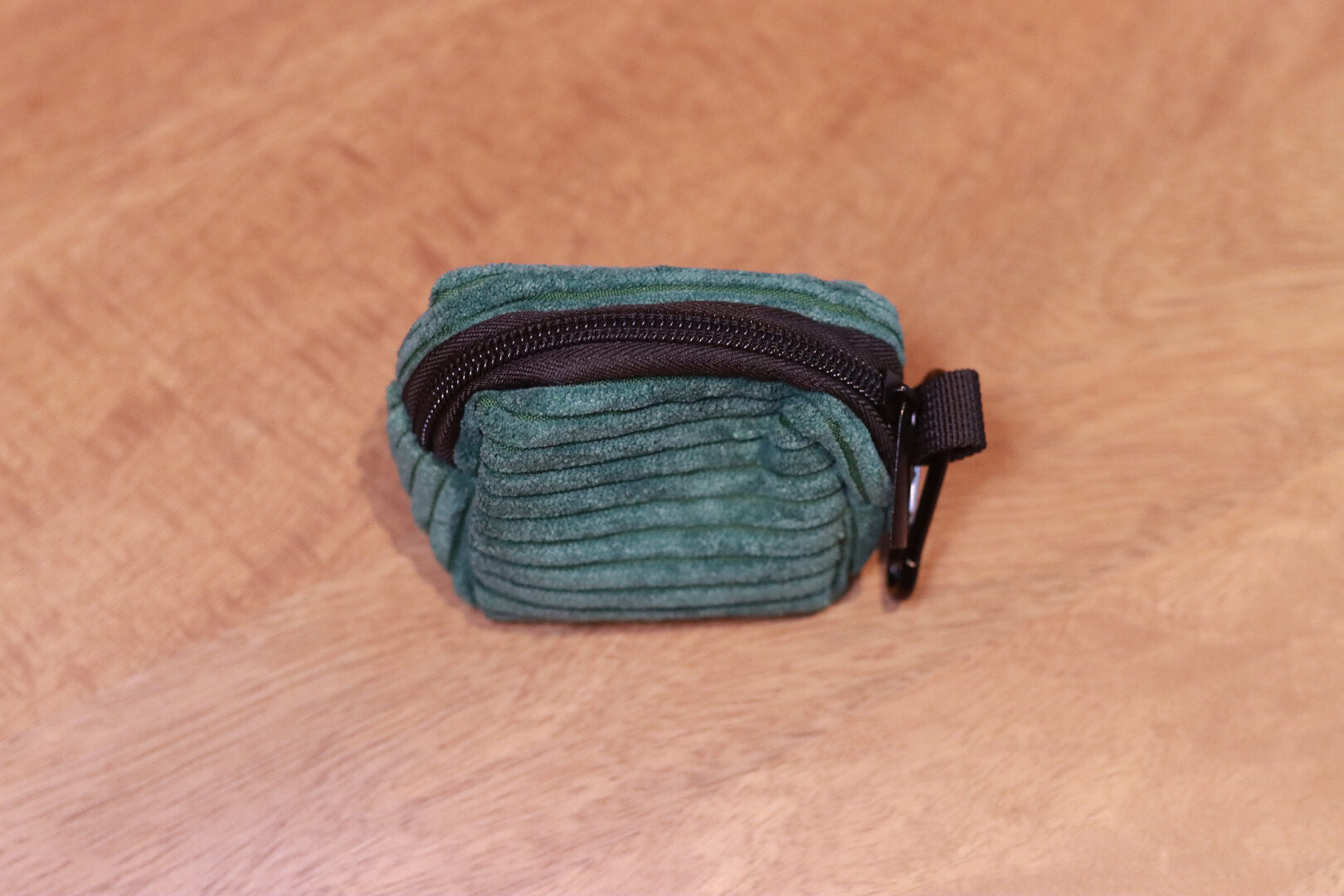 Poepzakjeshouder Hond – Luxe Corduroy met Karabijnhaak