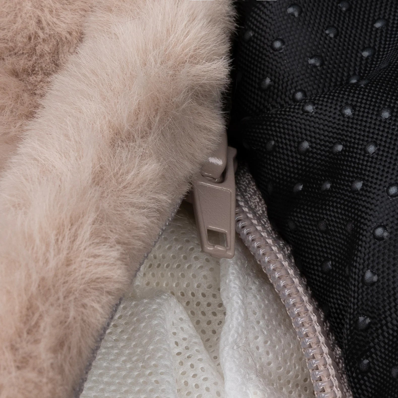 Hondenmand voor op de Bank – District 70 NUZZLE voor Labradoodle