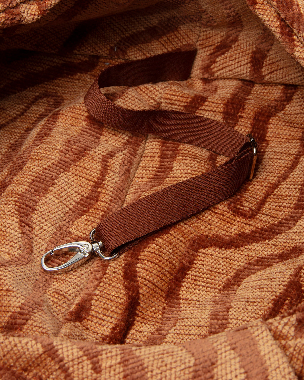 DOGGUO Ethnic draagzak voor honden tot 7 kg - Beige/Bruin - detailaanzicht