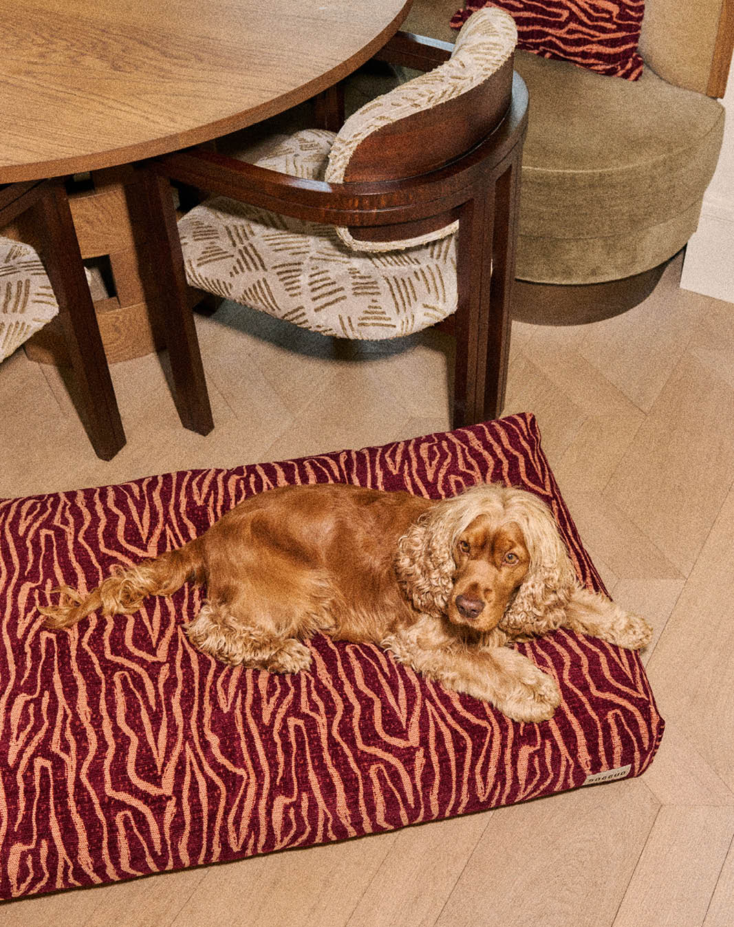 DOGGUO Ethnic orthopedisch hondenkussen - Bordeaux/Perzik - sfeerbeeld met hond