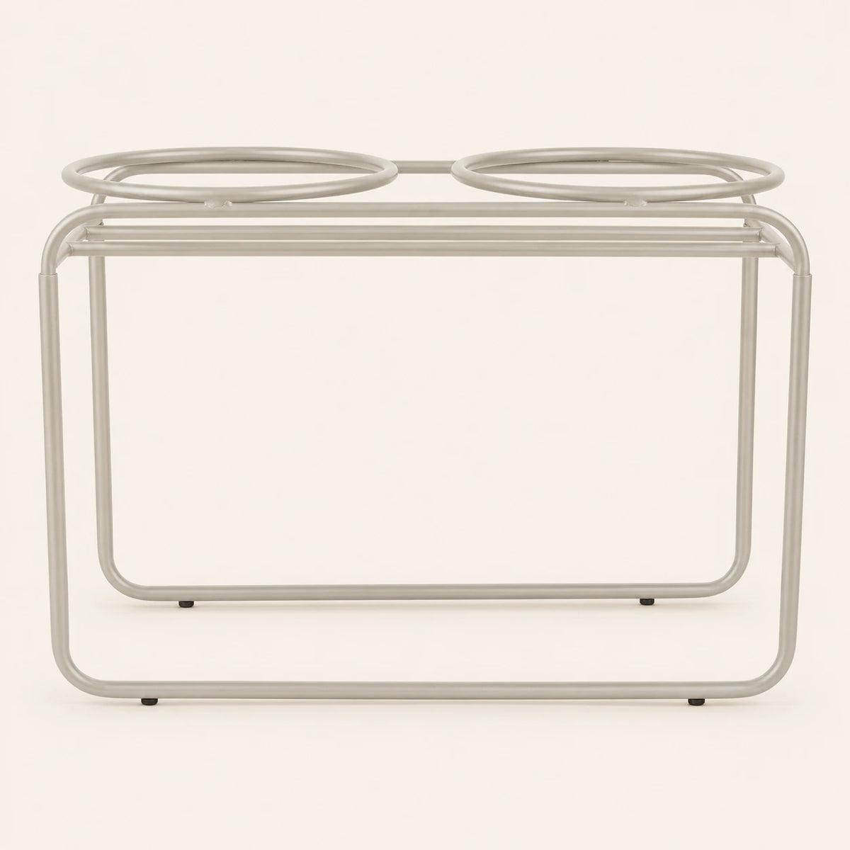 District 70 BUTLER voerbakstandaard large beige op warme achtergrond, zonder voerbakken