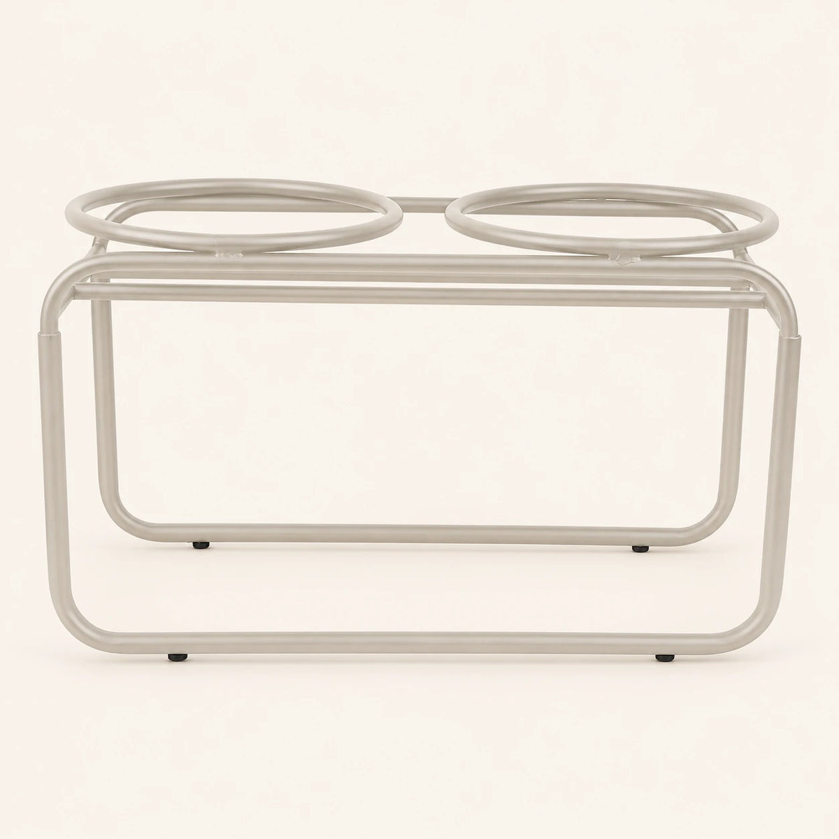 District 70 BUTLER voerbakstandaard medium beige op warme achtergrond, zonder voerbakken